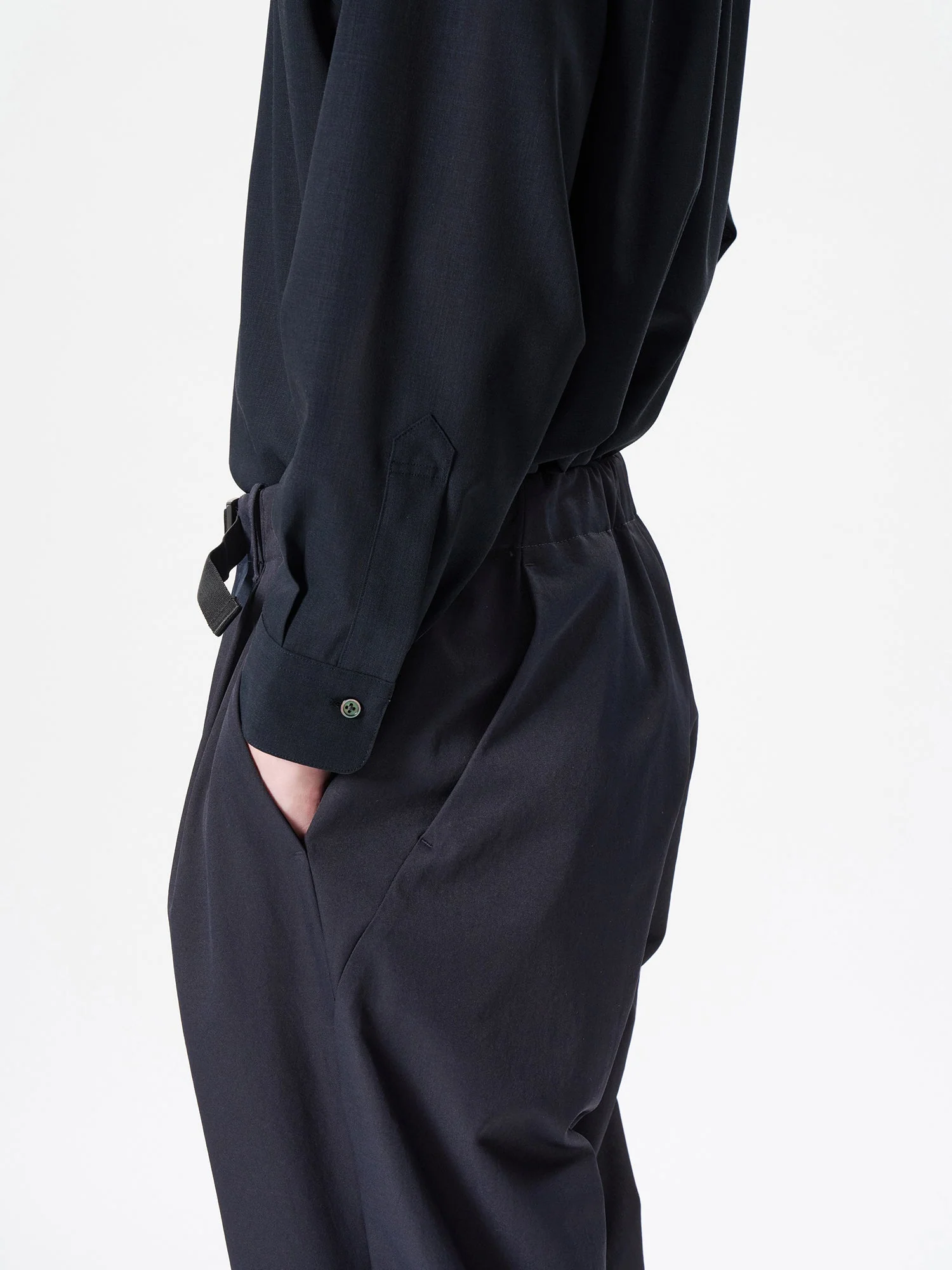 One Tuck Tapered Stretch Pants - Image 11