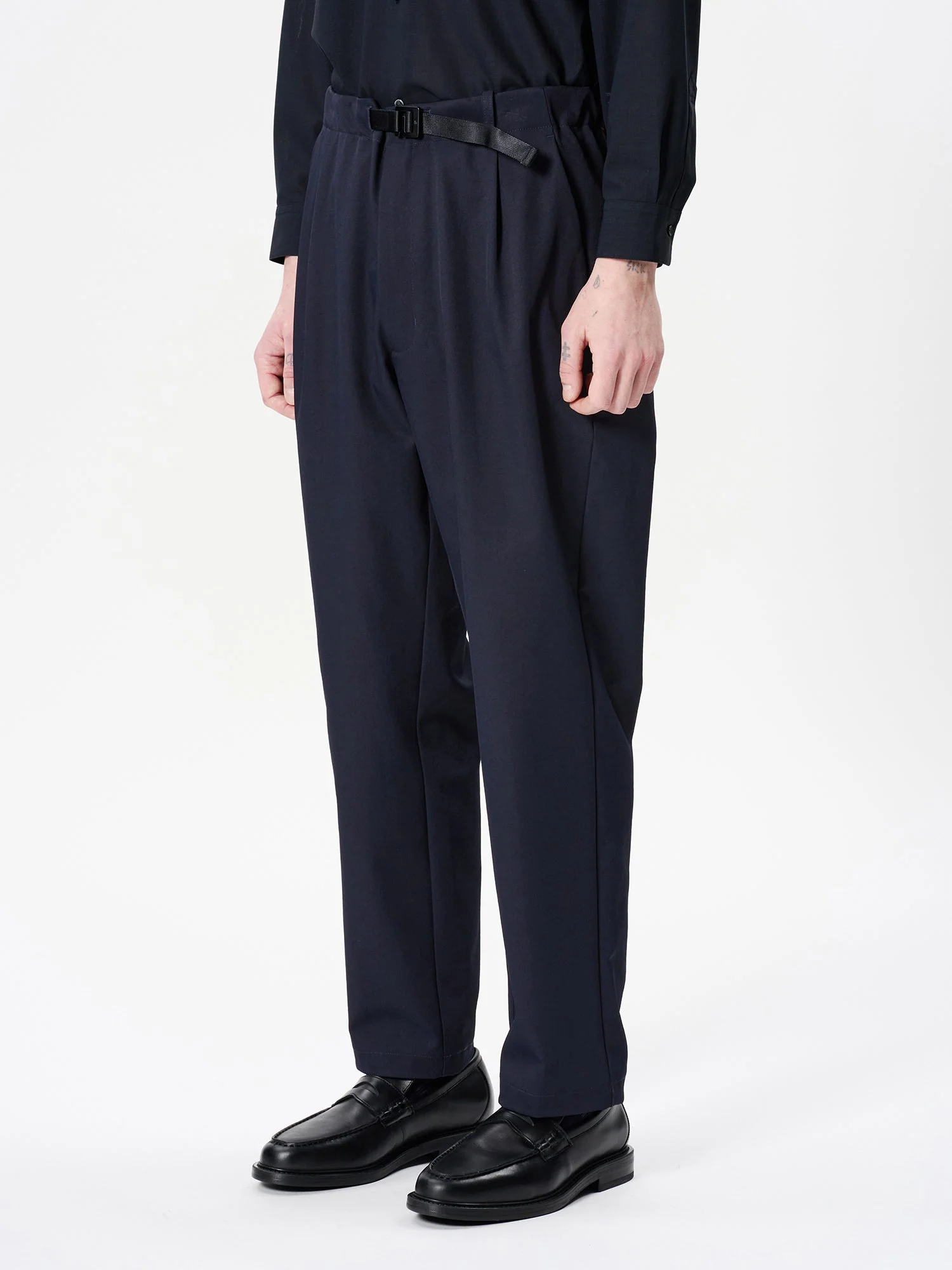 One Tuck Tapered Stretch Pants - Image 5