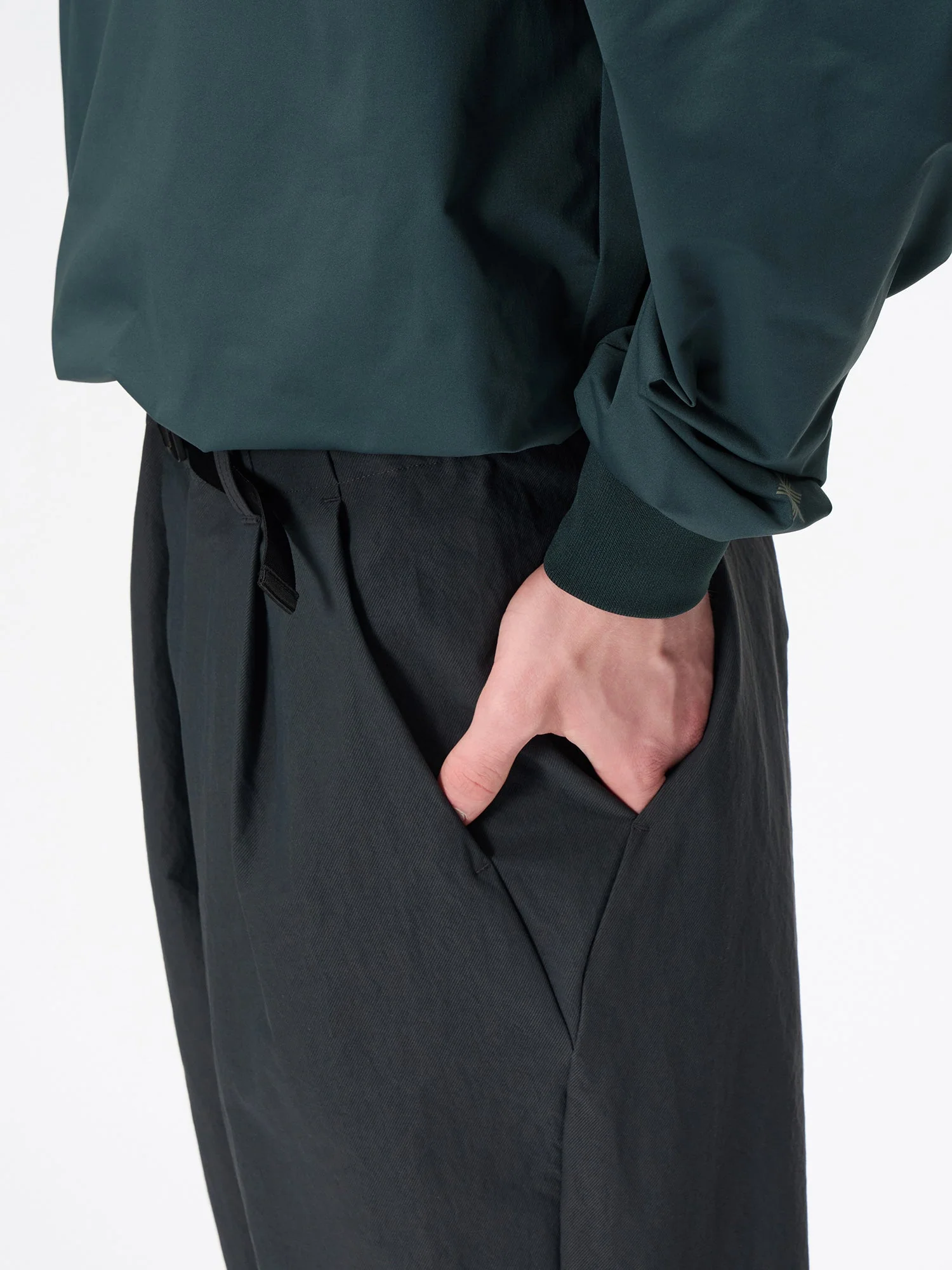 One Tuck Tapered Ankle Pants - Image 10