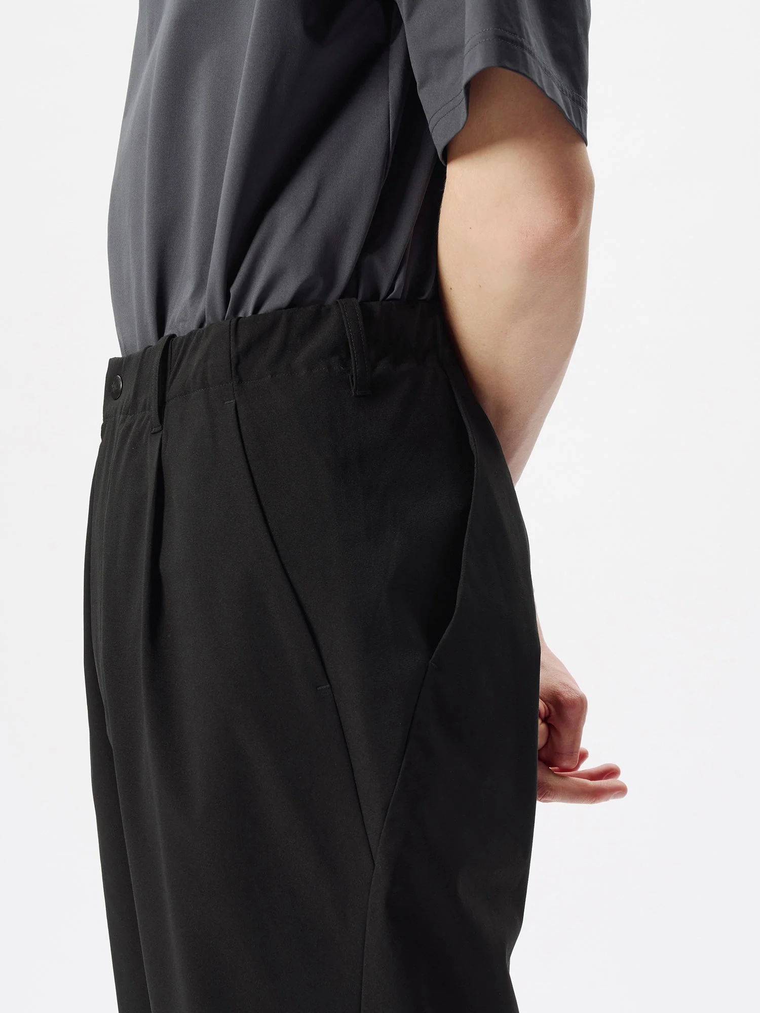 One Tuck Tapered Light Pants - Image 11